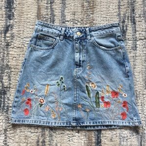 Women’s Embroidered floral jean skirt size XS